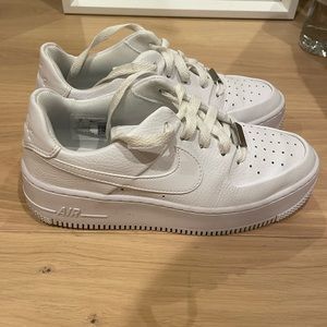 White Nike Sage Low Sneaker - Size 6 Women